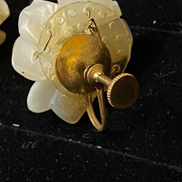 Vintage Mother Of Pearl Cluster Screw-Back Earrings - Picture 4 of 5